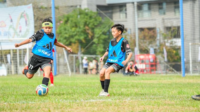 美育中原銅南化聯隊陣中，頭戴綠色髮帶的高晨淯，正是總教練高志弘的兒子。（圖：台灣山葉機車提供） 